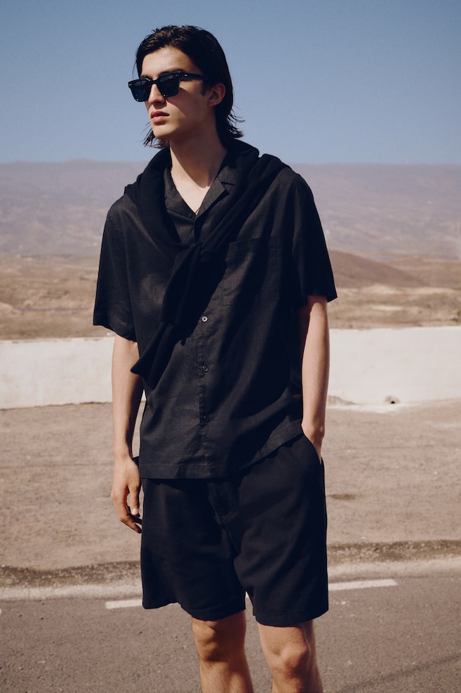 Рубашка из льняной ткани с короткими рукавами, прямого кроя. H&M, черный
Рубашка из льняной ткани с короткими рукавами, прямого кроя. H&M, черный