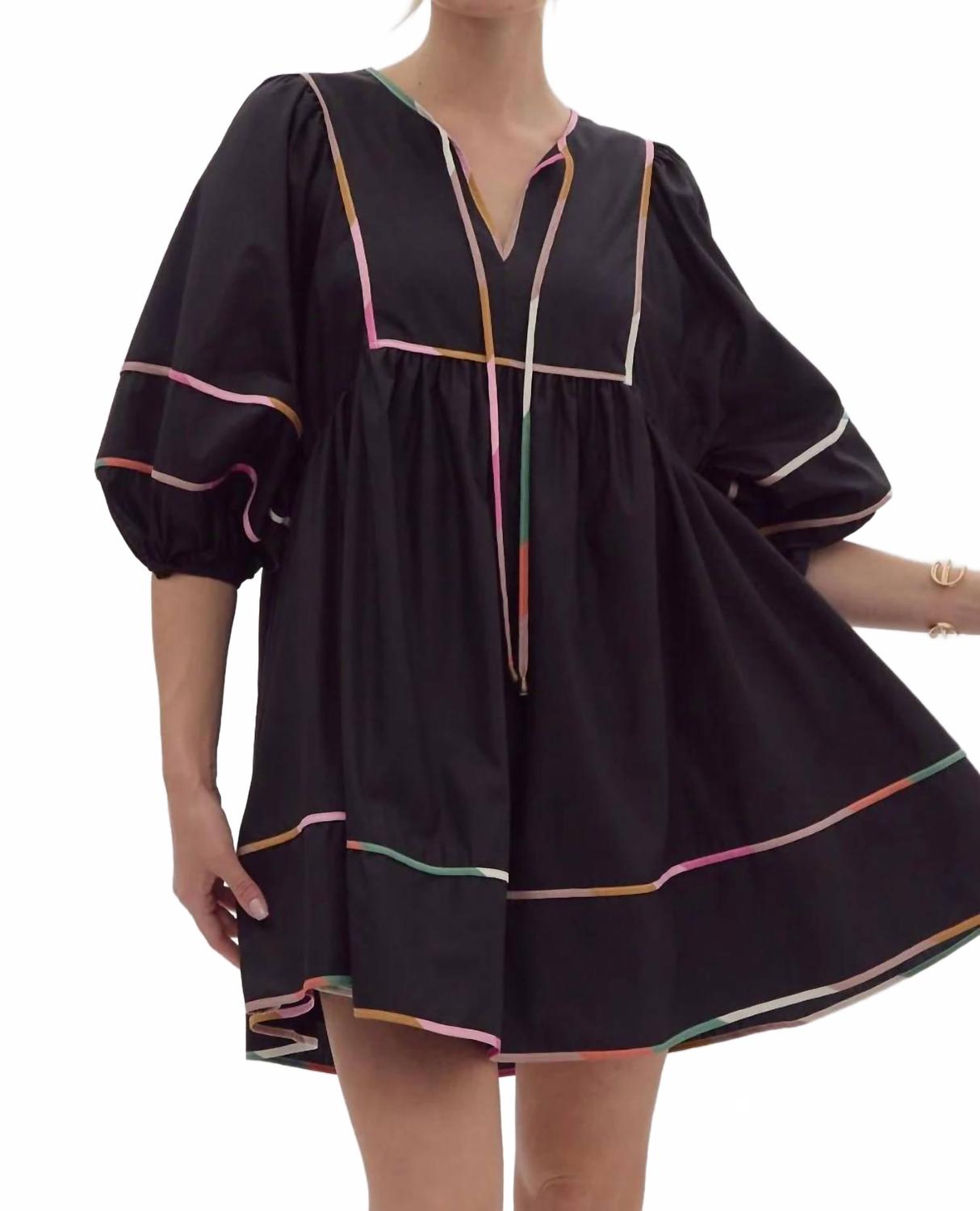 Черное мини-платье с V-образным вырезом и разрезом Entro
Черное мини-платье с V-образным вырезом и разрезом Entro