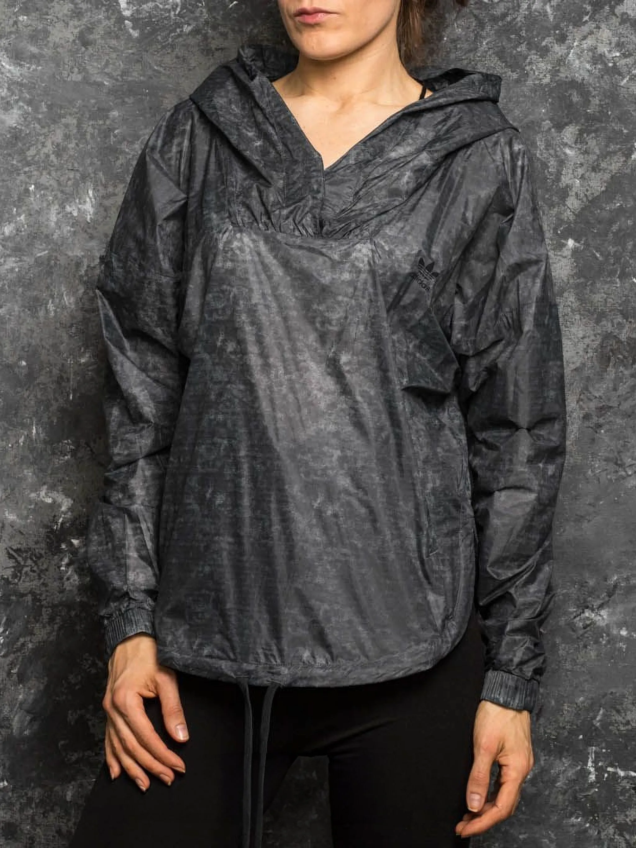 Ветровка с капюшоном и кулиской Adidas, черный
Ветровка с капюшоном и кулиской Adidas, черный