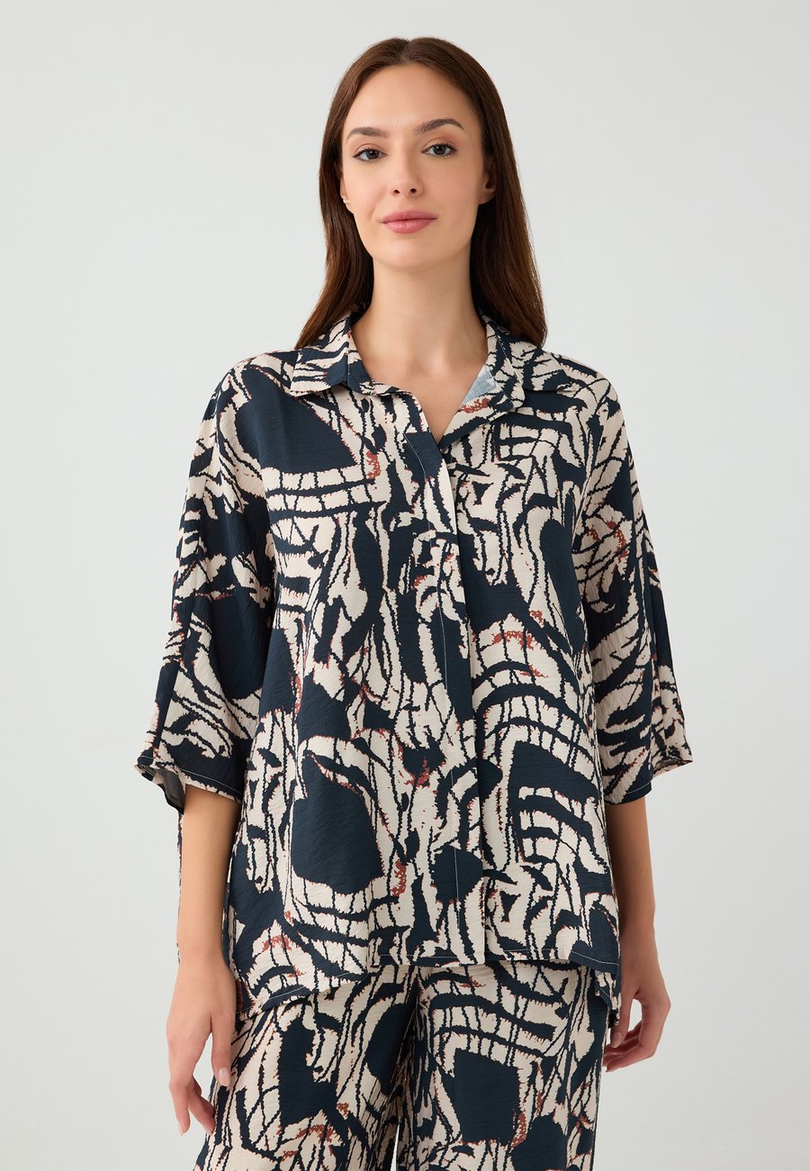 Блуза Jimmy Key LOOSE FIT, Dark Blue
Блуза Jimmy Key LOOSE FIT, Dark Blue