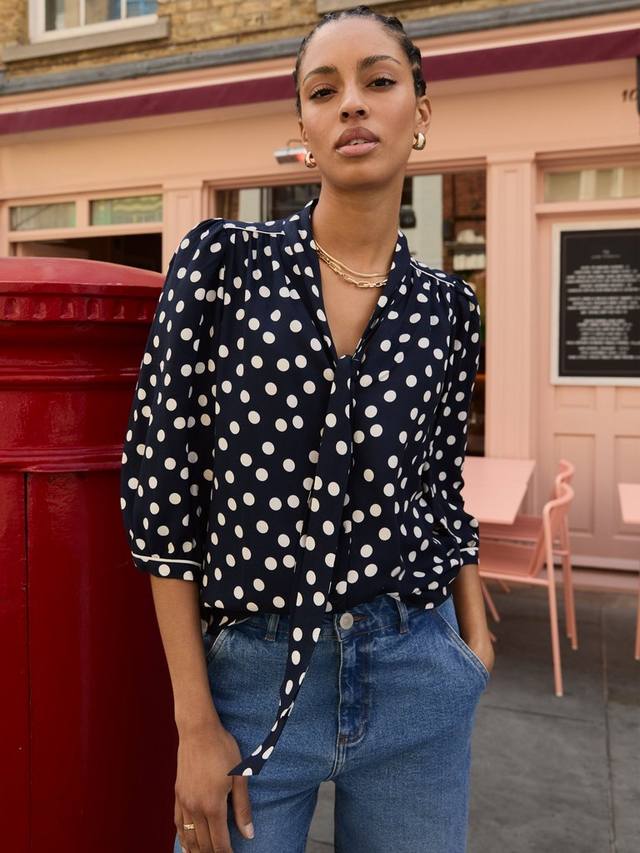 Блузка Amalie с галстучным воротником и горошком из вискозы LENZING ECOVERO Baukjen
Блузка Amalie с галстучным воротником и горошком из вискозы LENZING ECOVERO Baukjen