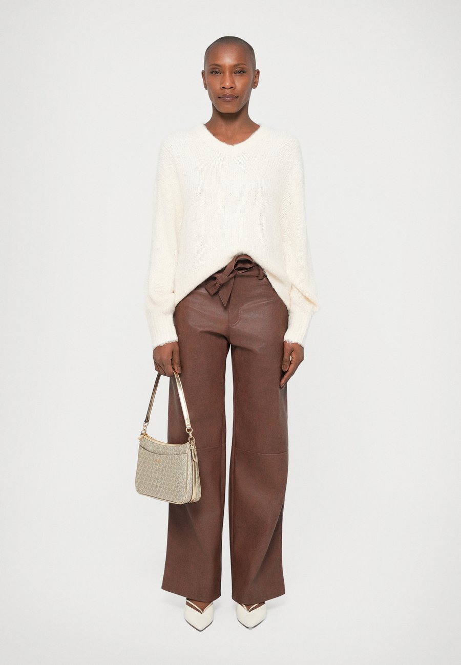 Сумка MICHAEL Michael Kors JET SET POCHETE, Pale Gold-Coloured/Gold-Coloured
Сумка MICHAEL Michael Kors JET SET POCHETE, Pale Gold-Coloured/Gold-Coloured