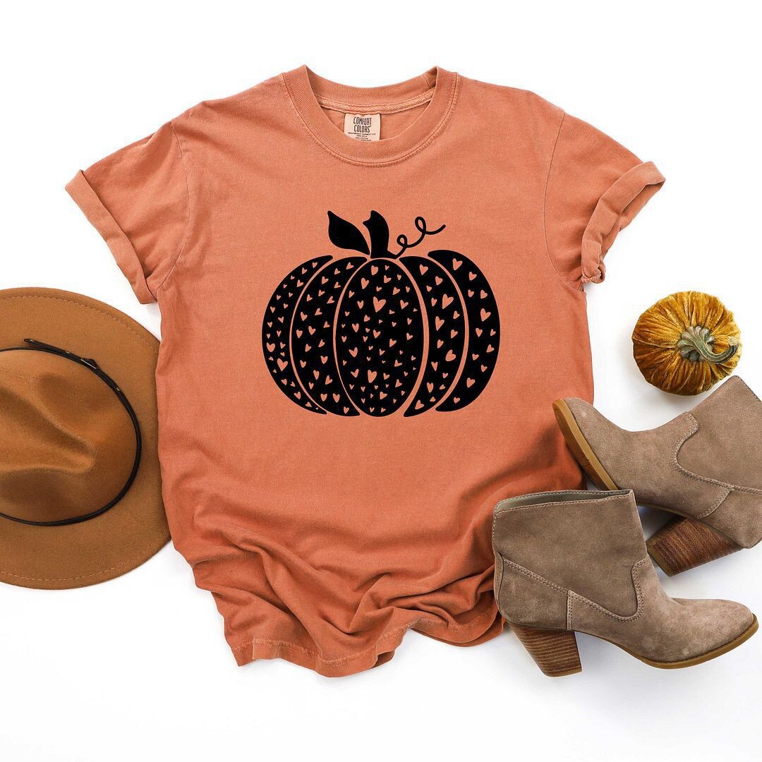 Футболки с тыквой в форме сердца, окрашенные в одежду Simply Sage Market
Футболки с тыквой в форме сердца, окрашенные в одежду Simply Sage Market