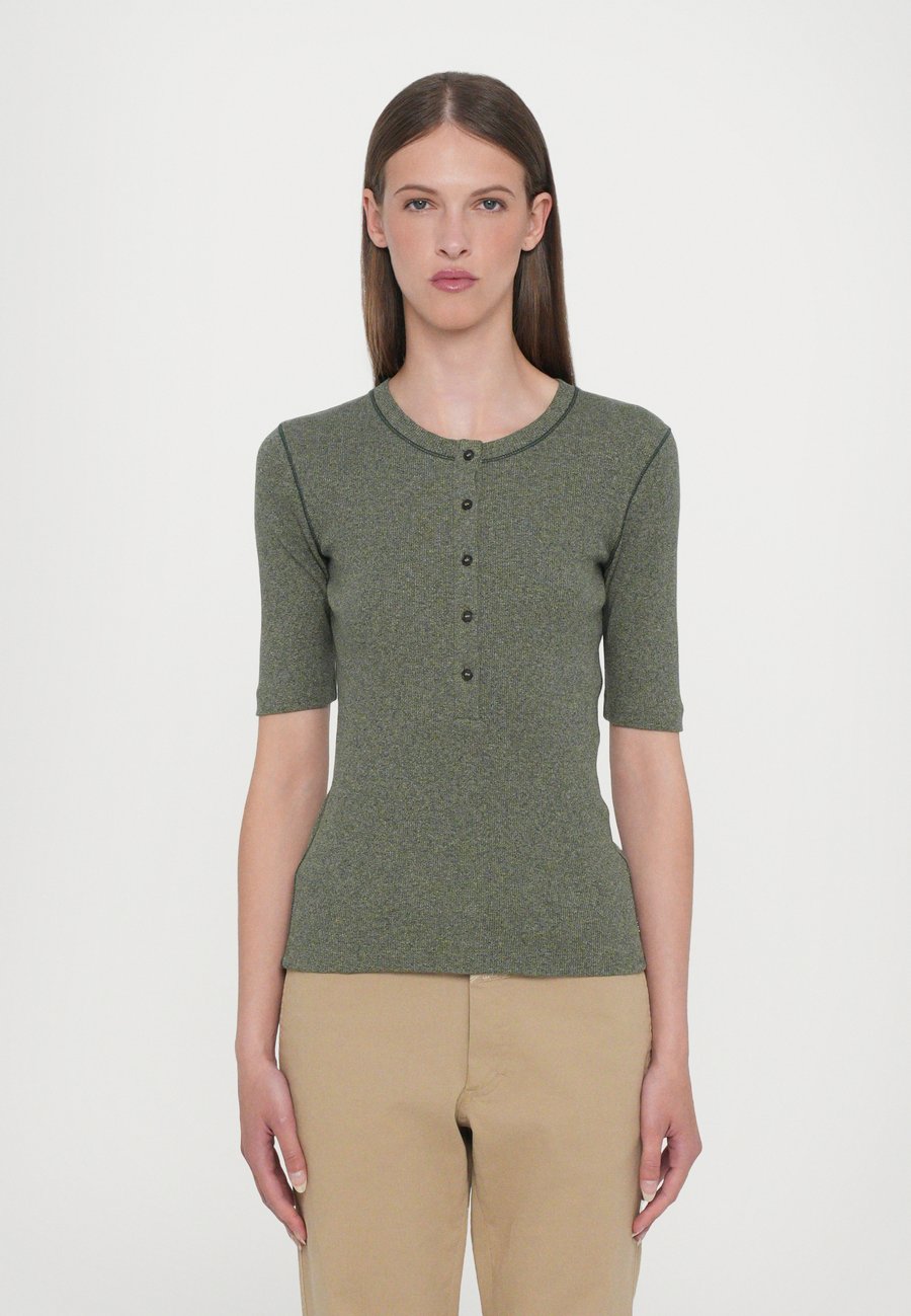 Футболка CLOSED PLACKET SHORT SLEEVE, Forest Green/Olive, Зеленый, Футболка CLOSED PLACKET SHORT SLEEVE, Forest Green/Olive
Футболка CLOSED PLACKET SHORT SLEEVE, Forest Green/Olive, Зеленый, Футболка CLOSED PLACKET SHORT SLEEVE, Forest Green/Olive