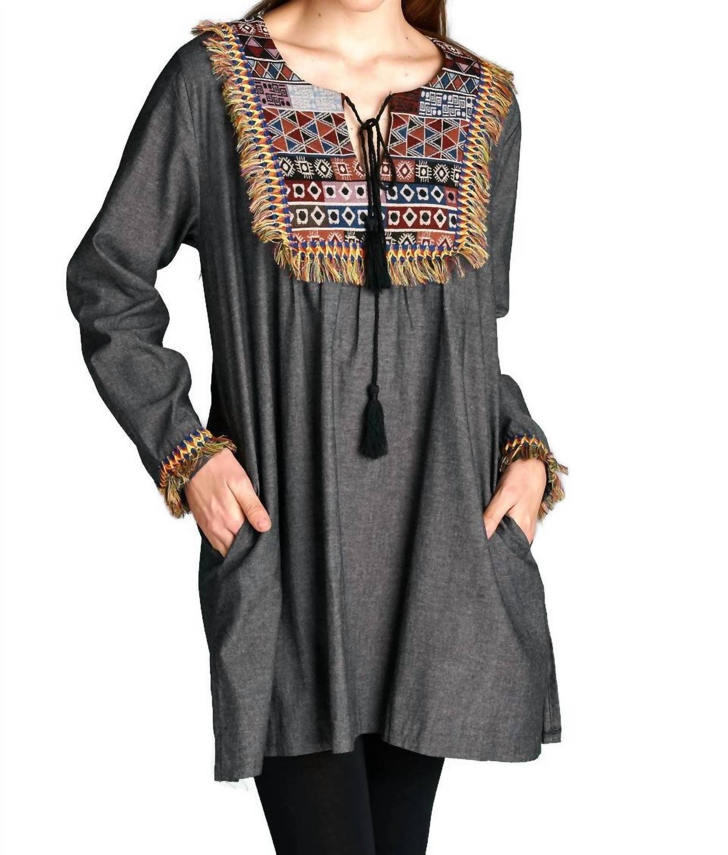 Платье из шамбре с бахромой и геометрическим узором черного цвета Velzera
Платье из шамбре с бахромой и геометрическим узором черного цвета Velzera