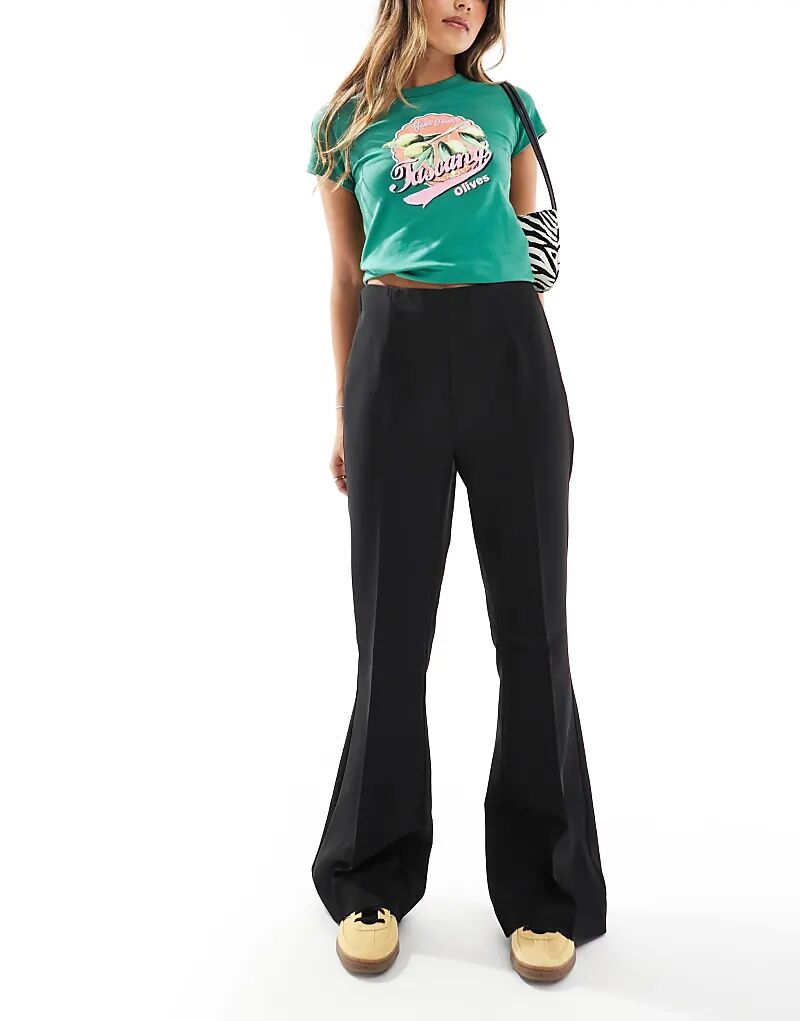 Расклешенные брюки-клеш черного цвета Vero Moda
Расклешенные брюки-клеш черного цвета Vero Moda