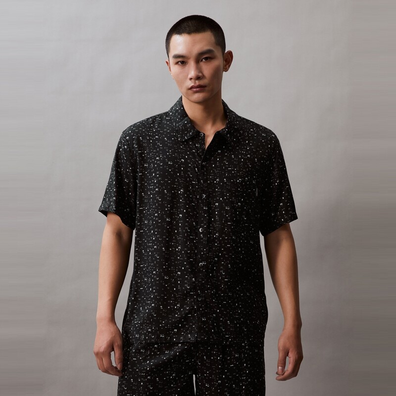 Пижама мужская Calvin Klein с буквенным принтом и пуговицами, черный
Пижама мужская Calvin Klein с буквенным принтом и пуговицами, черный