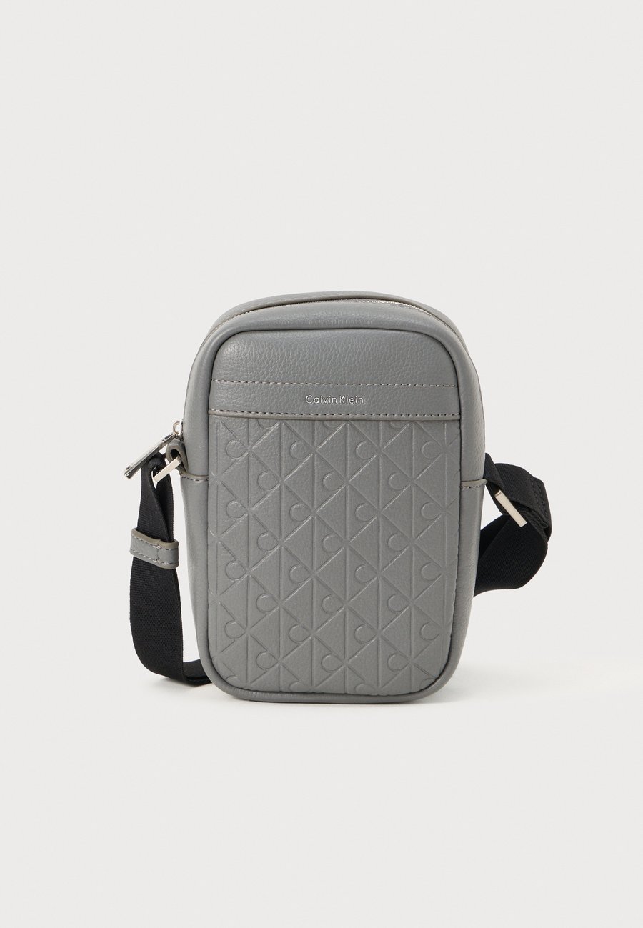 Сумка кросс-боди Calvin Klein EMBLEM EMBOSS SLIM REPORTER, Charcoal Gray/Grey
Сумка кросс-боди Calvin Klein EMBLEM EMBOSS SLIM REPORTER, Charcoal Gray/Grey