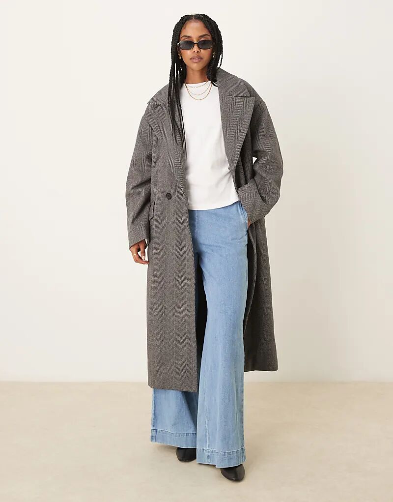 Гламурное пальто с шевронным узором в антрацитовом цвете
Гламурное пальто с шевронным узором в антрацитовом цвете