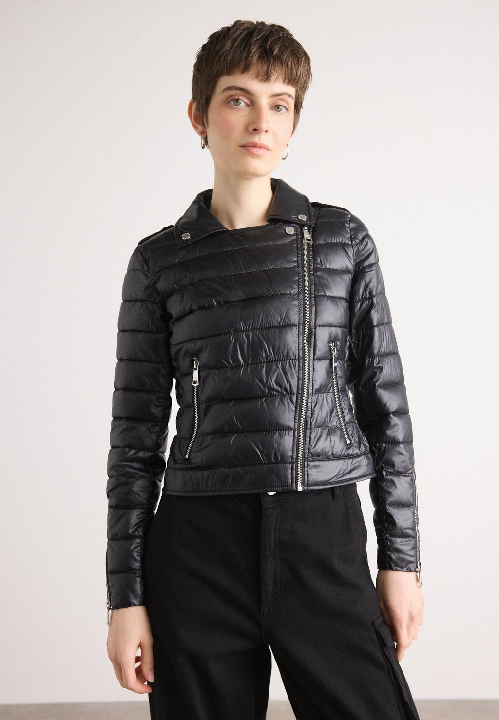 Легкая куртка MOTO STYLE LIGHT WEIGHT JACKET DKNY, черный
Легкая куртка MOTO STYLE LIGHT WEIGHT JACKET DKNY, черный