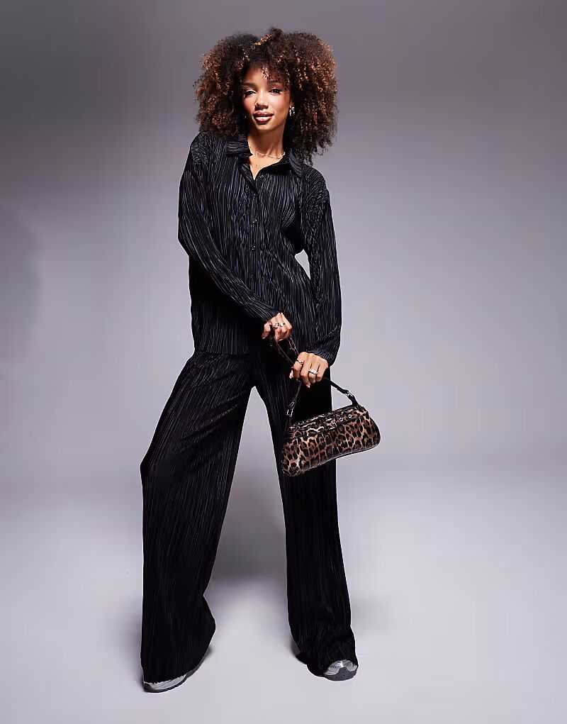 Широкие брюки-клеш с высокой талией и плиссе, черный цвет Asos Design
Широкие брюки-клеш с высокой талией и плиссе, черный цвет Asos Design