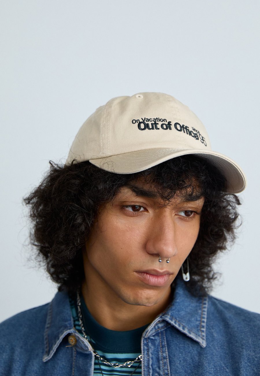 Бейсболка On Vacation OUT OF OFFICE UNISEX, Dark Beige/Beige
Бейсболка On Vacation OUT OF OFFICE UNISEX, Dark Beige/Beige