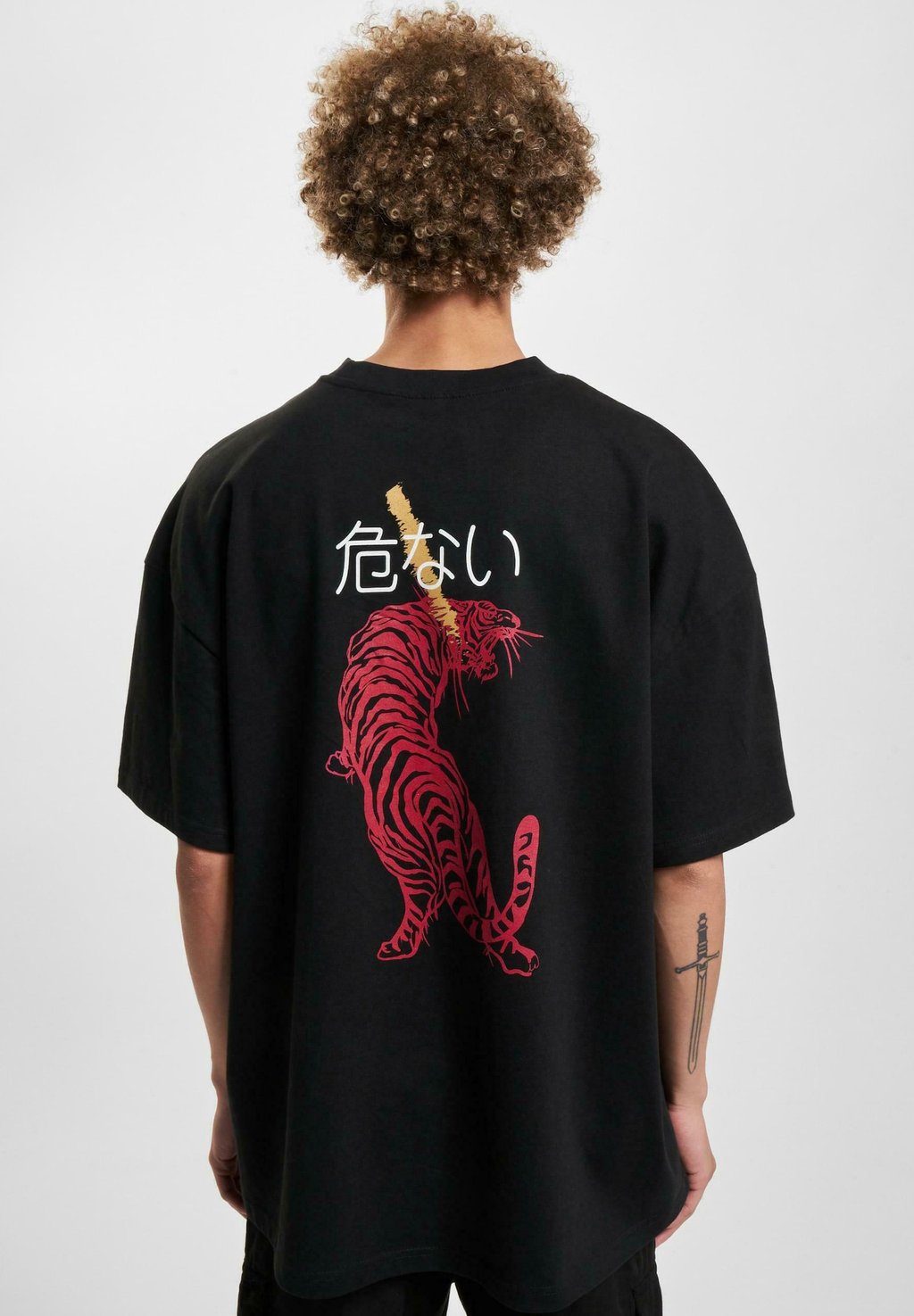 Футболка с принтом Dangerous DNGRS, черный
Футболка с принтом Dangerous DNGRS, черный