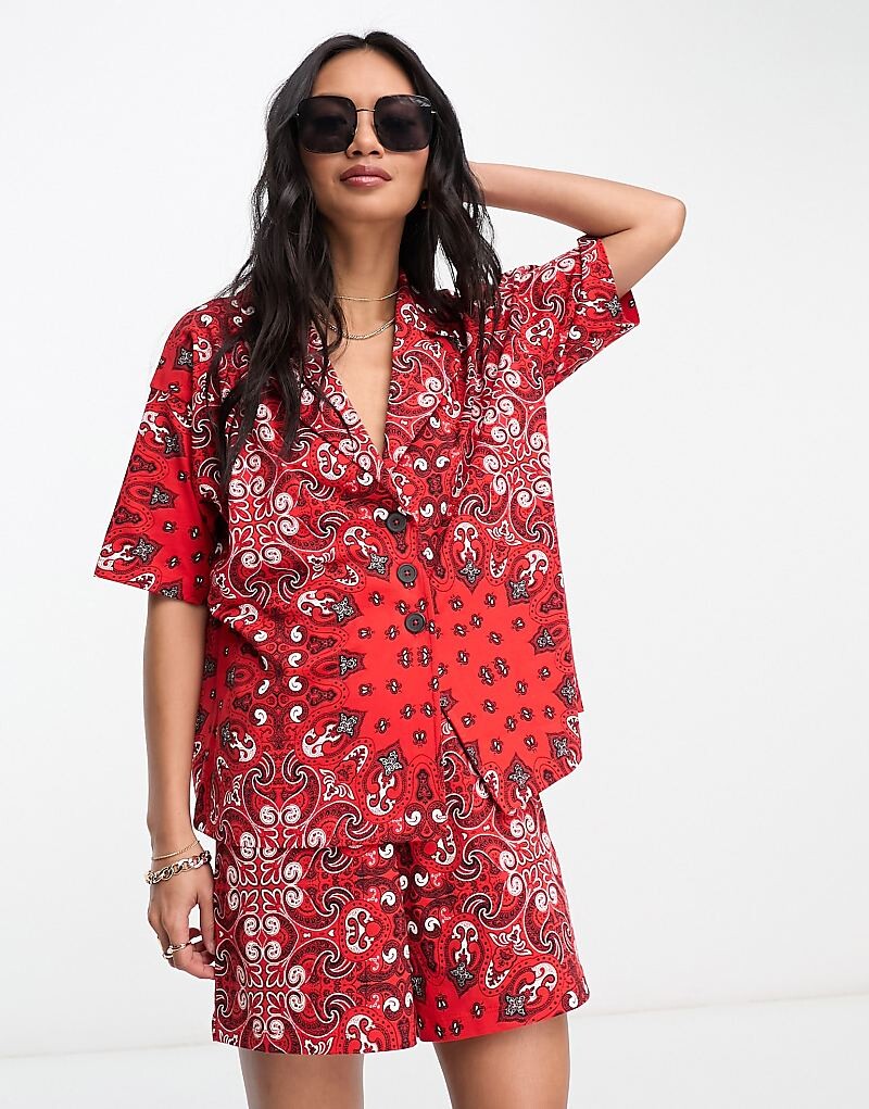 ASOS DESIGN – Красная блузка-рубашка оверсайз с узором в виде банданы, однотонная
ASOS DESIGN – Красная блузка-рубашка оверсайз с узором в виде банданы, однотонная
