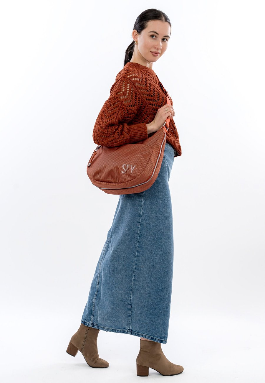 Сумка кросс-боди SURI FREY Cross body bag, Rust/Coral
Сумка кросс-боди SURI FREY Cross body bag, Rust/Coral