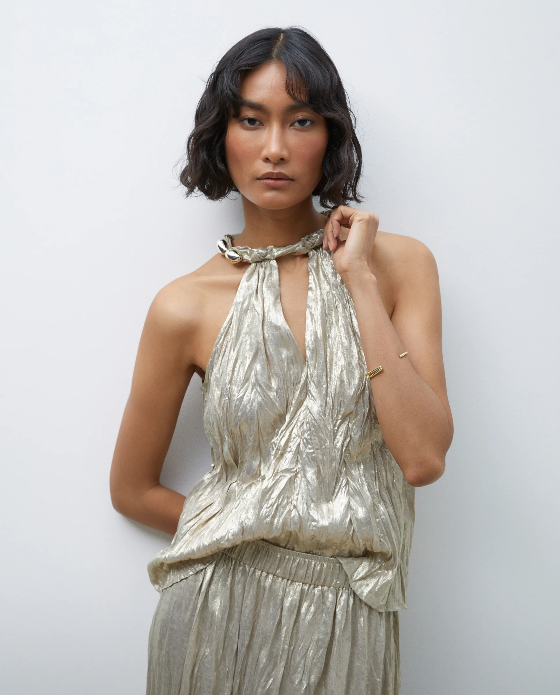 Женский топ без рукавов халтер с узлом и стразами Tintoretto, золотой
Женский топ без рукавов халтер с узлом и стразами Tintoretto, золотой