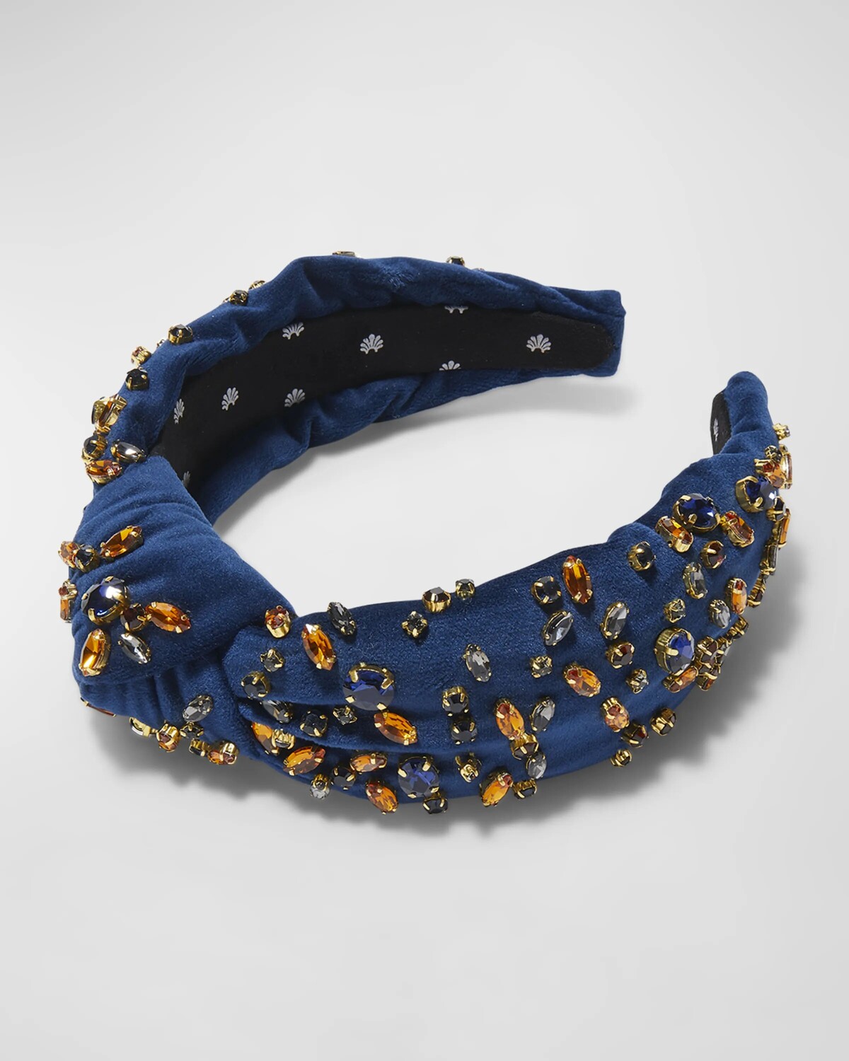 Украшенная бархатная повязка на голову с узлом Lele Sadoughi, цвет Navy
Украшенная бархатная повязка на голову с узлом Lele Sadoughi, цвет Navy