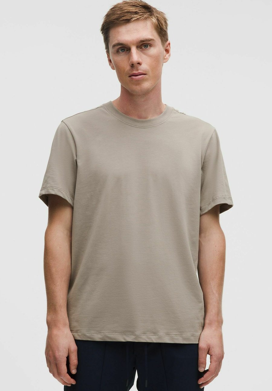 Футболка lululemon Basic T-shirt, Warm Ash Grey/Khaki
Футболка lululemon Basic T-shirt, Warm Ash Grey/Khaki