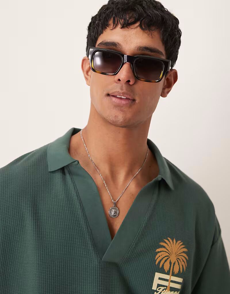 Солнцезащитные очки ASOS DESIGN в квадратной оправе с дымчатыми линзами и массивной черно-зеленой оправой с эффектом омбре
Солнцезащитные очки ASOS DESIGN в квадратной оправе с дымчатыми линзами и массивной черно-зеленой оправой с эффектом омбре