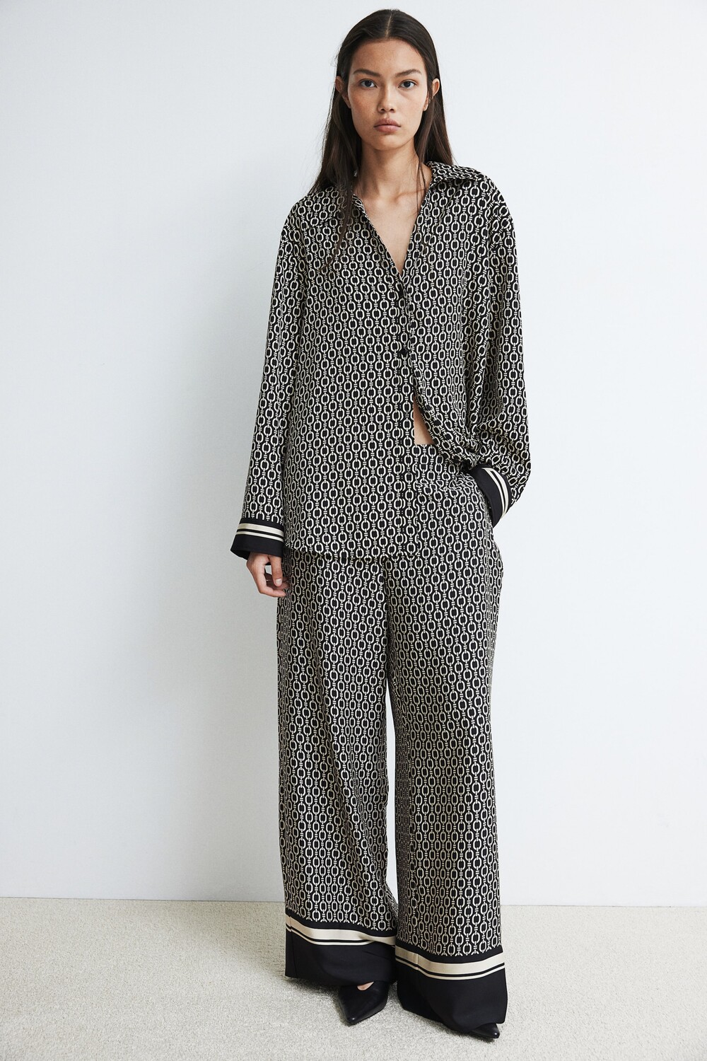 Широкие брюки H&M, черный
Широкие брюки H&M, черный