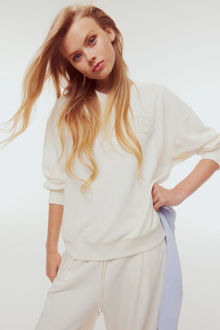 Толстовка с вышивкой H&M, бежевый 
Толстовка с вышивкой H&M, бежевый