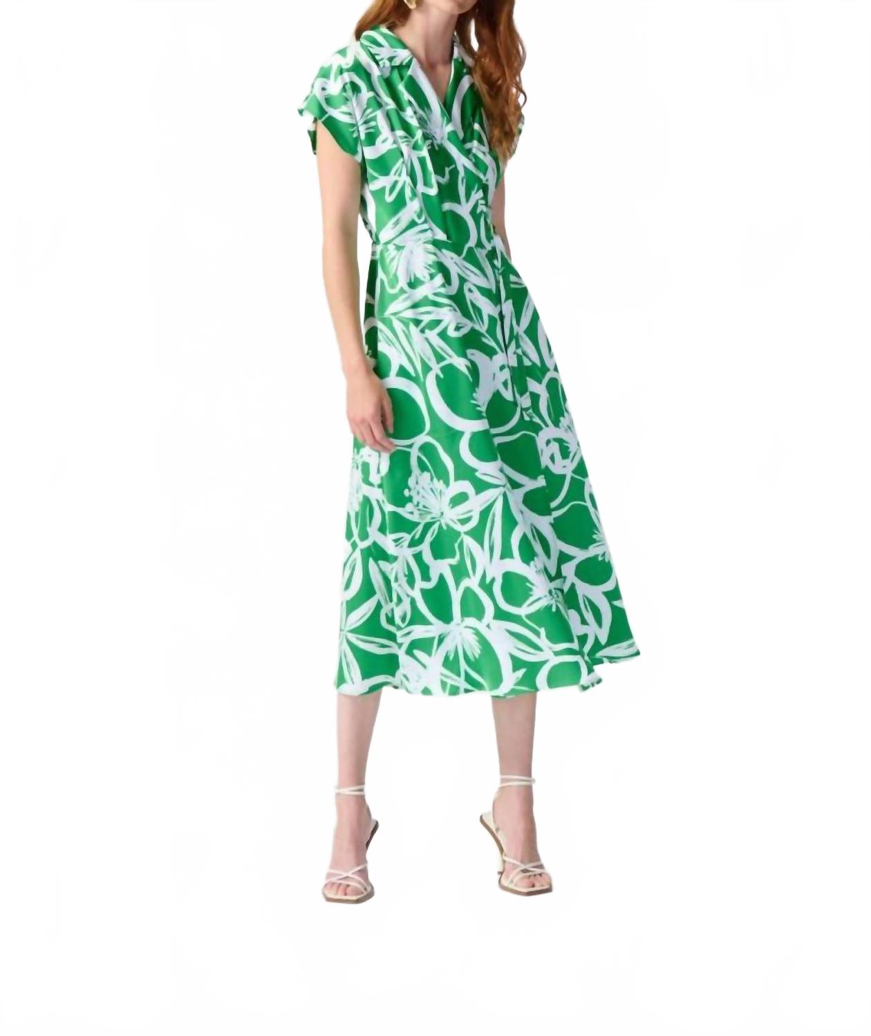 Сатиновое миди-платье с цветочным принтом и запахом впереди, силуэт "приталенный-клеш" в цвете зеленый/ваниль Joseph Ribkoff
Сатиновое миди-платье с цветочным принтом и запахом впереди, силуэт "приталенный-клеш" в цвете зеленый/ваниль Joseph Ribkoff