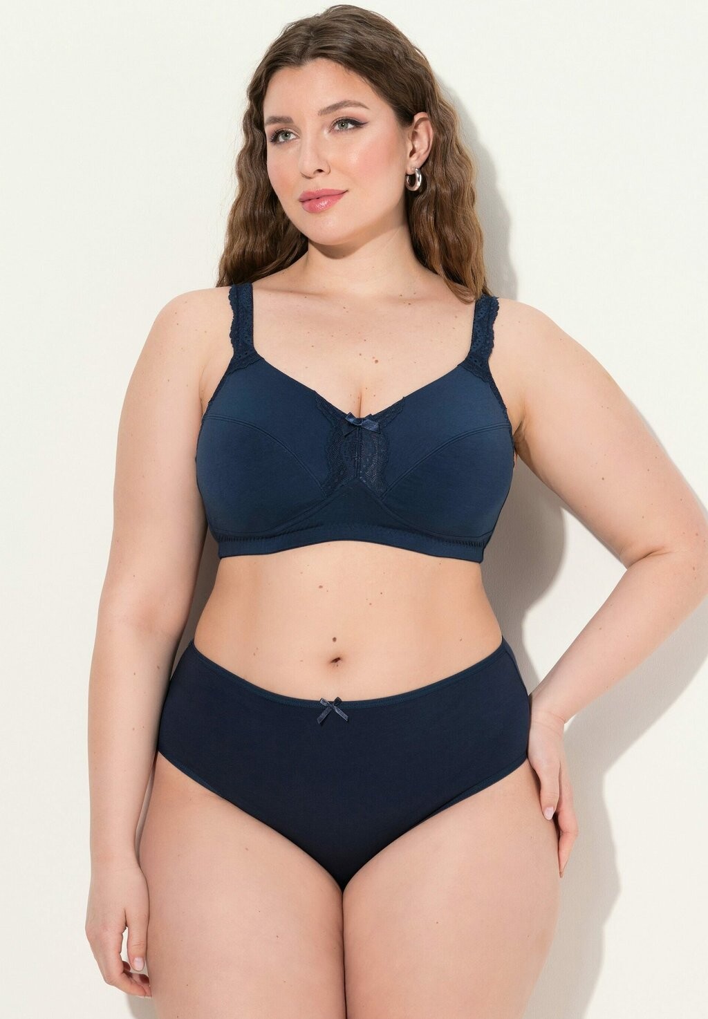 Треугольный бюстгальтер Ulla Popken, темно-синий
Треугольный бюстгальтер Ulla Popken, темно-синий