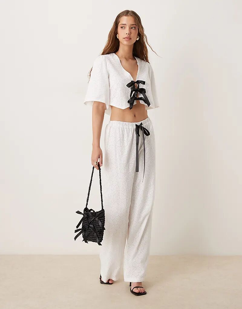 Широкие брюки цвета слоновой кости с контрастным бантом от Sister Jane — часть комплекта
Широкие брюки цвета слоновой кости с контрастным бантом от Sister Jane — часть комплекта