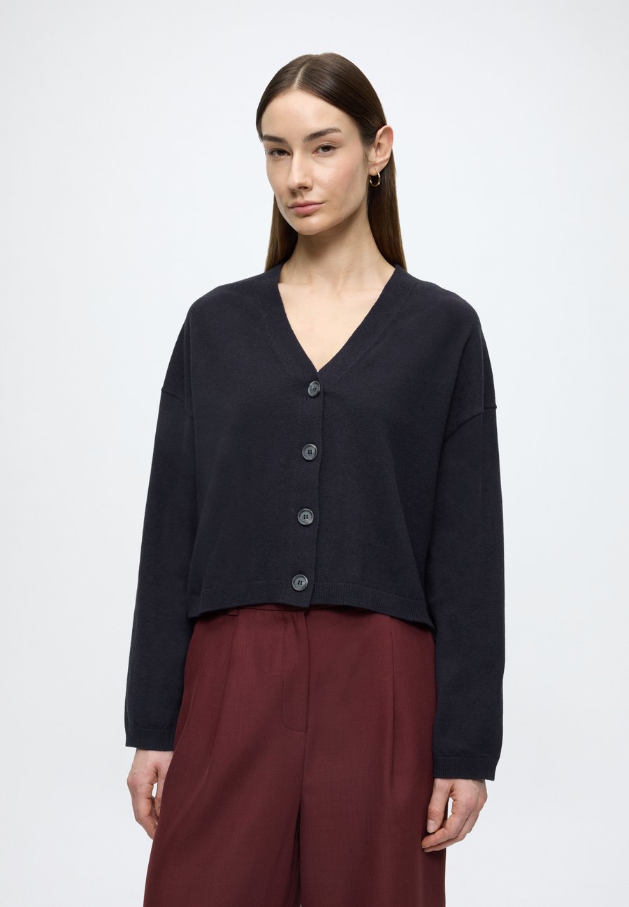 Кардиган Marc O'Polo DENIM KNIT CARDIGAN, LONGSLEEVE, V-NECK, Dark Blue Melange/Dark Blue
Кардиган Marc O'Polo DENIM KNIT CARDIGAN, LONGSLEEVE, V-NECK, Dark Blue Melange/Dark Blue