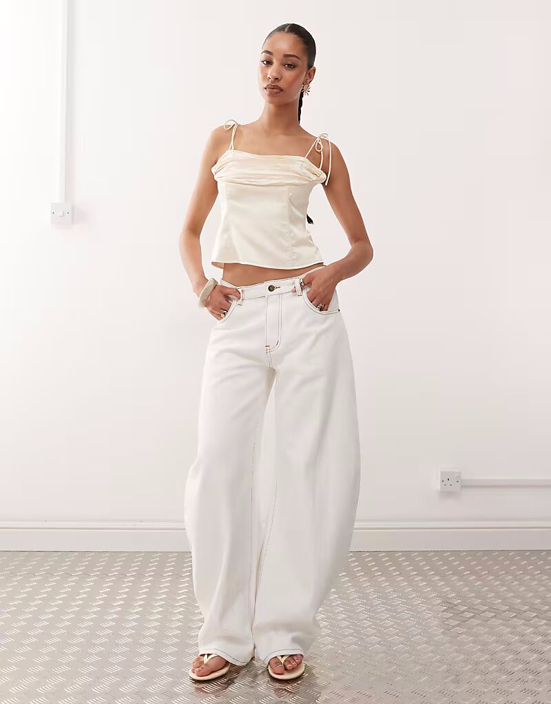 Джинсы Lioness Horseshoe с контрастной строчкой и бочкообразными штанинами белого цвета
Джинсы Lioness Horseshoe с контрастной строчкой и бочкообразными штанинами белого цвета