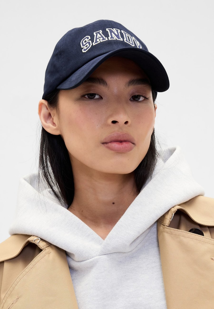 Бейсболка GAP GAP SANDY LIANG LOGO BASEBALL HAT, Navy Uniform/Dark Blue
Бейсболка GAP GAP SANDY LIANG LOGO BASEBALL HAT, Navy Uniform/Dark Blue