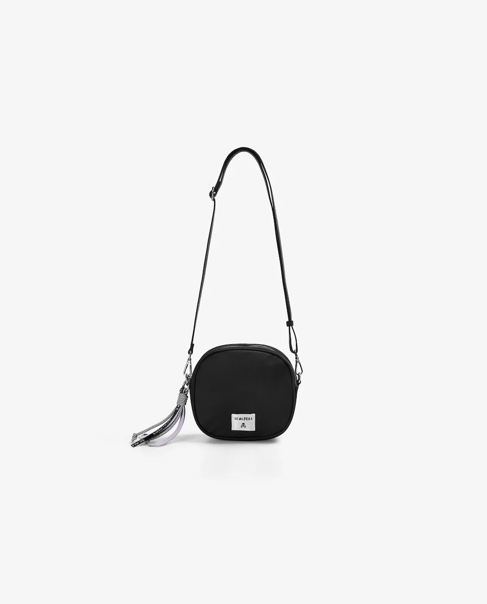 Сумочка для девочки с застежкой, украшенной съемным шармом Scalpers, черный
Сумочка для девочки с застежкой, украшенной съемным шармом Scalpers, черный