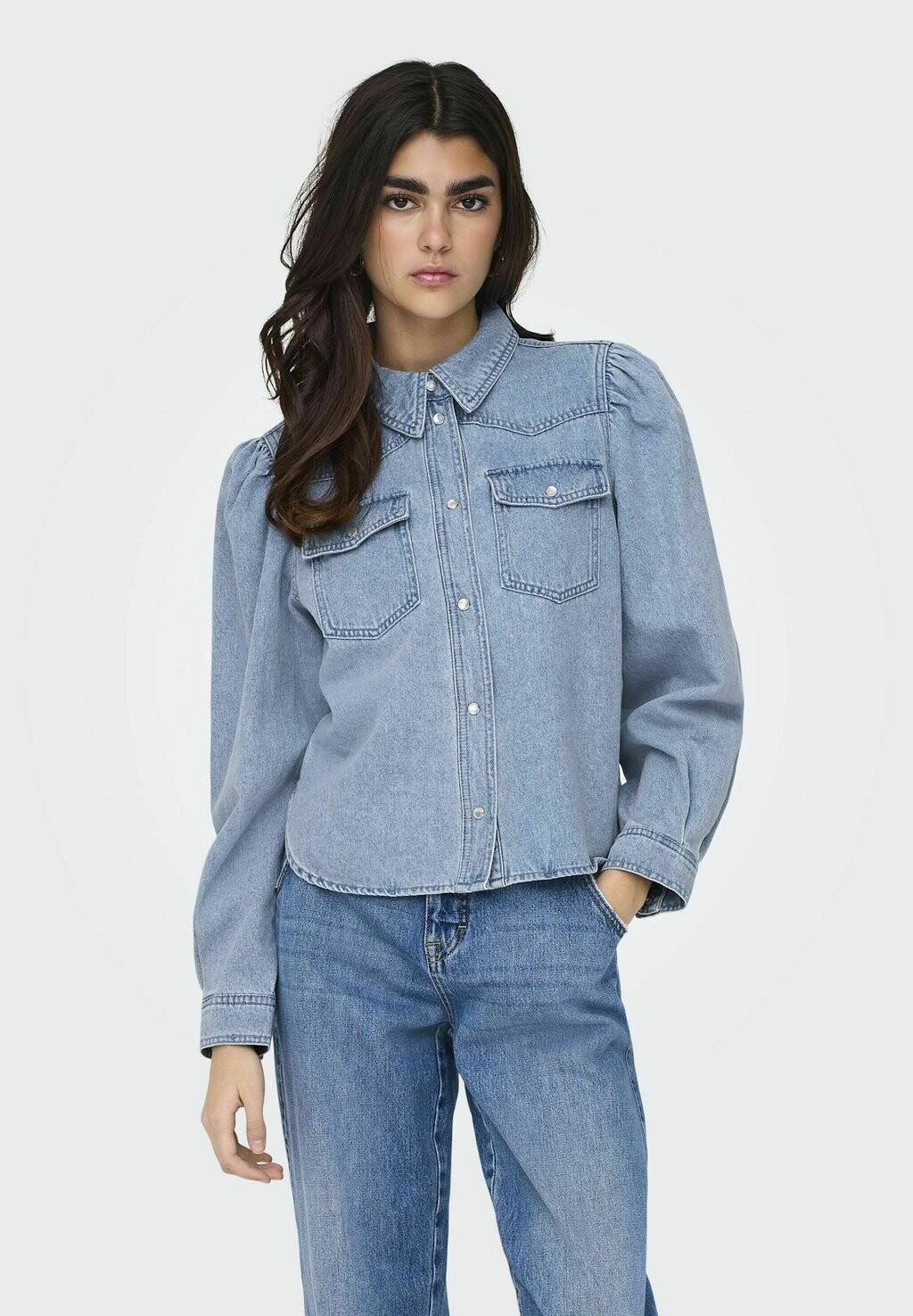 Блузка-рубашка COREY RUCHED ONLY, цвет light blue denim
Блузка-рубашка COREY RUCHED ONLY, цвет light blue denim