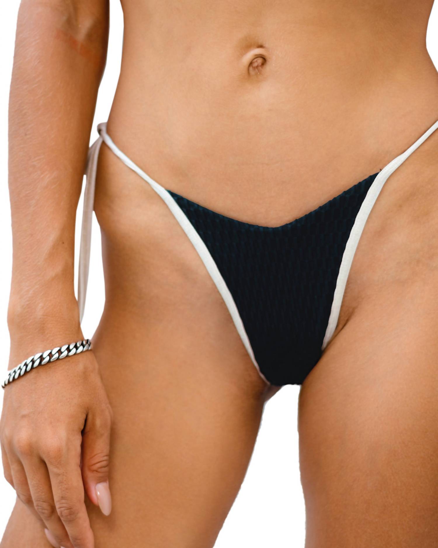 Женские бикини-трусики "Нуар Вейв" с завязками по бокам, фактурные, подчеркивающие изгибы, черные Gigizara
Женские бикини-трусики "Нуар Вейв" с завязками по бокам, фактурные, подчеркивающие изгибы, черные Gigizara