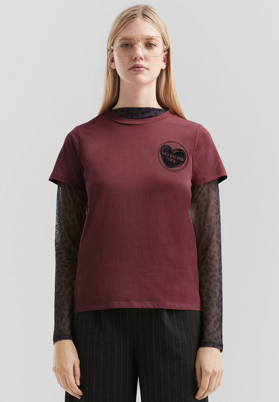 Футболка QS MIT KLEINEM FRONTPRINT, Bordeaux
Футболка QS MIT KLEINEM FRONTPRINT, Bordeaux