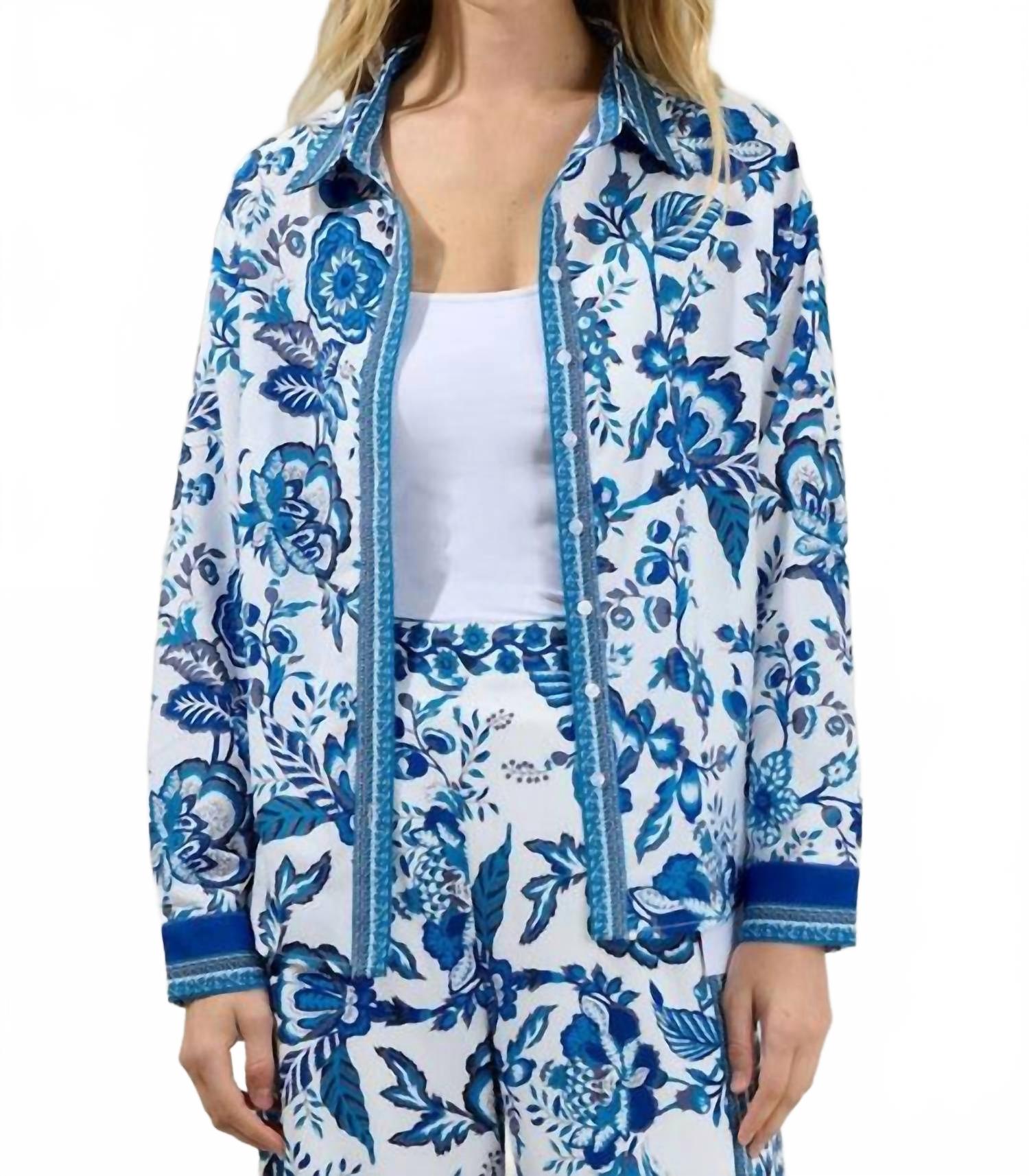 Салачная рубашка с цветочным принтом и пуговицами в сине-белом цвете SUGARLIPS 
Салачная рубашка с цветочным принтом и пуговицами в сине-белом цвете SUGARLIPS