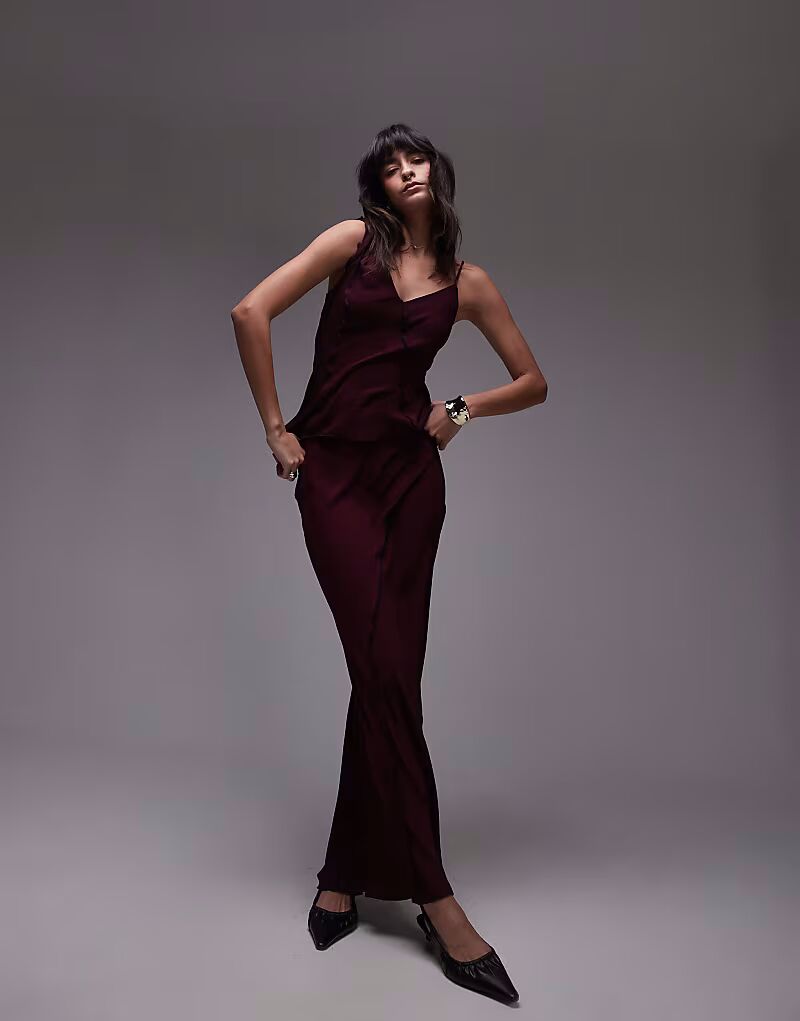 Юбка макси с необработанным краем от Topshop в бордовом цвете
Юбка макси с необработанным краем от Topshop в бордовом цвете