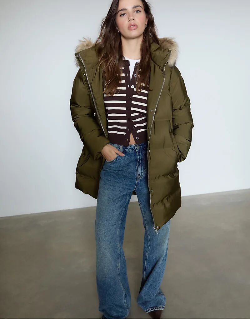 Стеганая куртка Stradivarius с капюшоном из искусственного меха оливкового цвета
Стеганая куртка Stradivarius с капюшоном из искусственного меха оливкового цвета