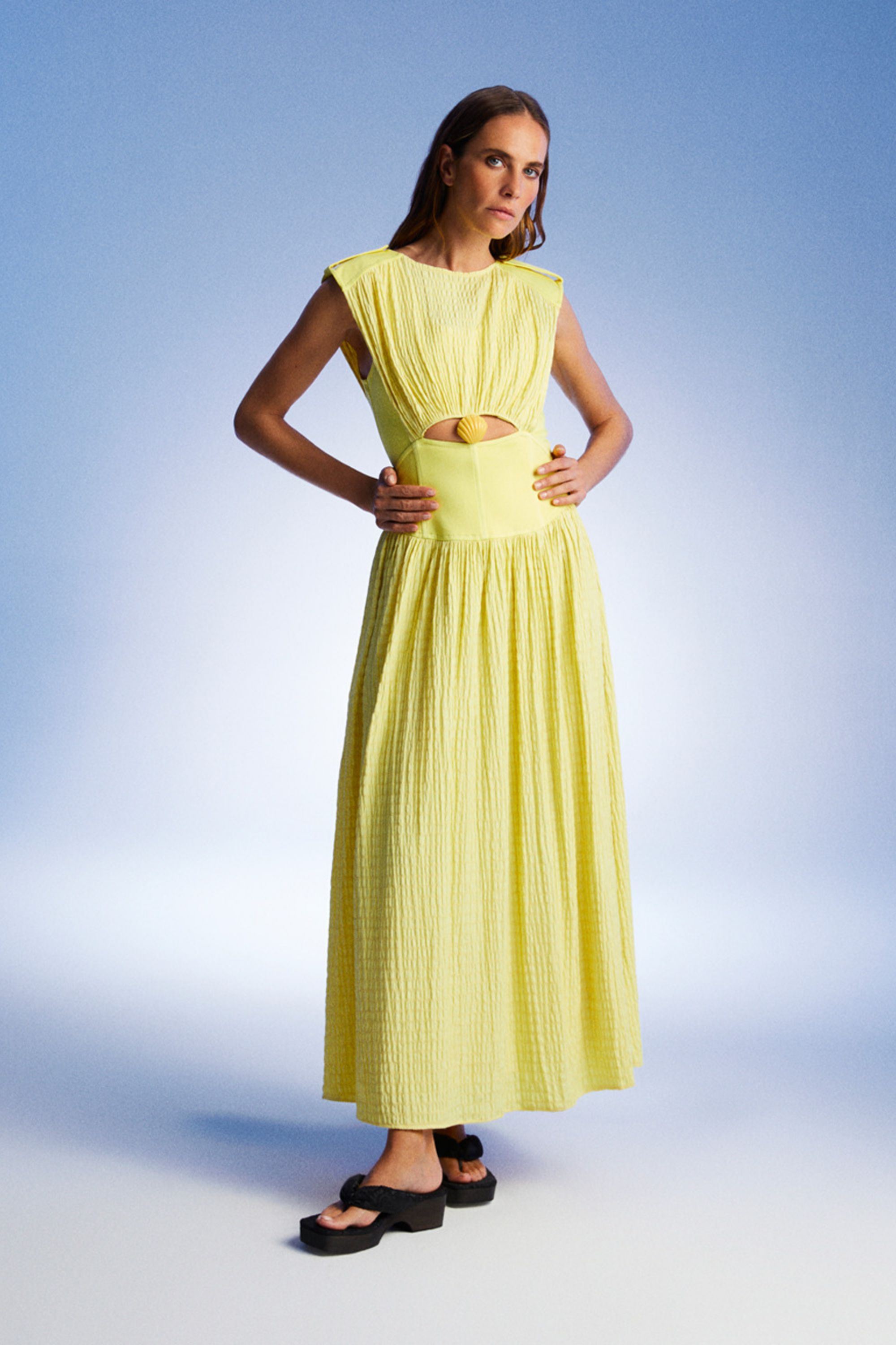 Платье с вырезом и аксессуарами из ракушек Nocturne, желтый
Платье с вырезом и аксессуарами из ракушек Nocturne, желтый