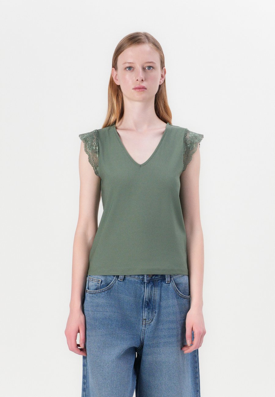 Футболка VILA VITRAV V NECK, Laurel Wreath/Green, Зеленый, Футболка VILA VITRAV V NECK, Laurel Wreath/Green
Футболка VILA VITRAV V NECK, Laurel Wreath/Green, Зеленый, Футболка VILA VITRAV V NECK, Laurel Wreath/Green