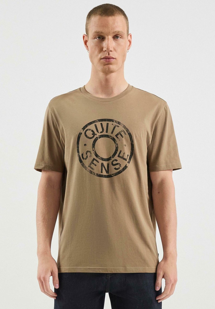 Футболка QS Print T-shirt, Braun/Brown, Коричневый, Футболка QS Print T-shirt, Braun/Brown
Футболка QS Print T-shirt, Braun/Brown, Коричневый, Футболка QS Print T-shirt, Braun/Brown