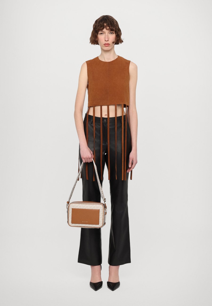 Сумка кросс-боди MICHAEL Michael Kors MAEVE XBODY, Vanilla/Off-White
Сумка кросс-боди MICHAEL Michael Kors MAEVE XBODY, Vanilla/Off-White