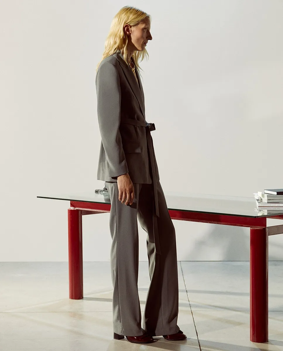 Серые костюмные брюки Sfera
Серые костюмные брюки Sfera