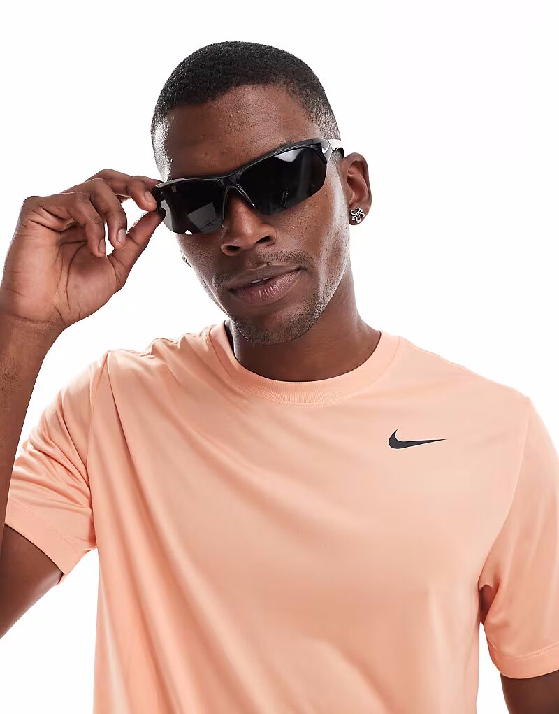 Солнцезащитные очки для бега Nike Skylon Ace черного и серого цветов 
Солнцезащитные очки для бега Nike Skylon Ace черного и серого цветов