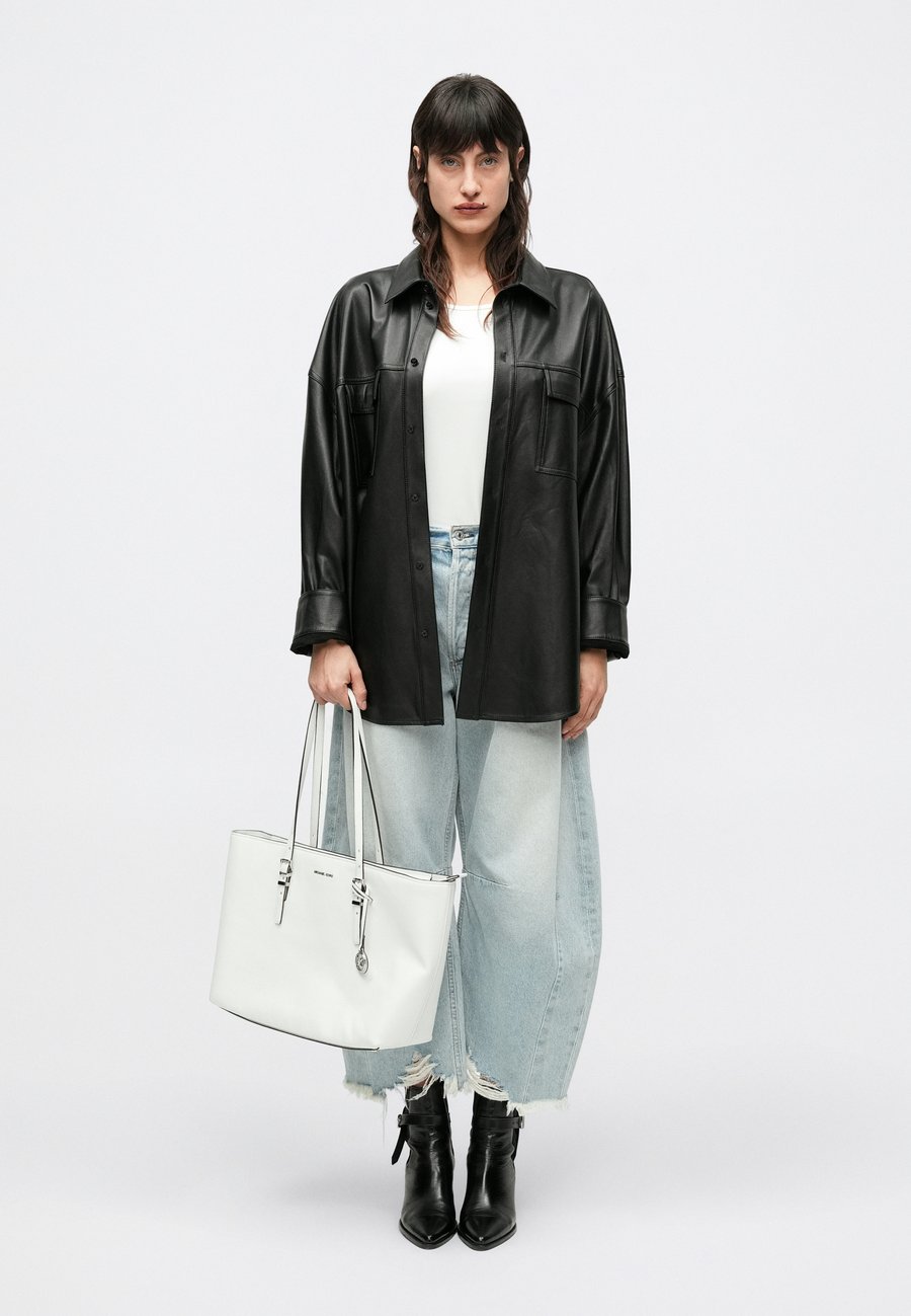 Сумка-шоппер MICHAEL Michael Kors QUINN TOTE, Optic White/White
Сумка-шоппер MICHAEL Michael Kors QUINN TOTE, Optic White/White