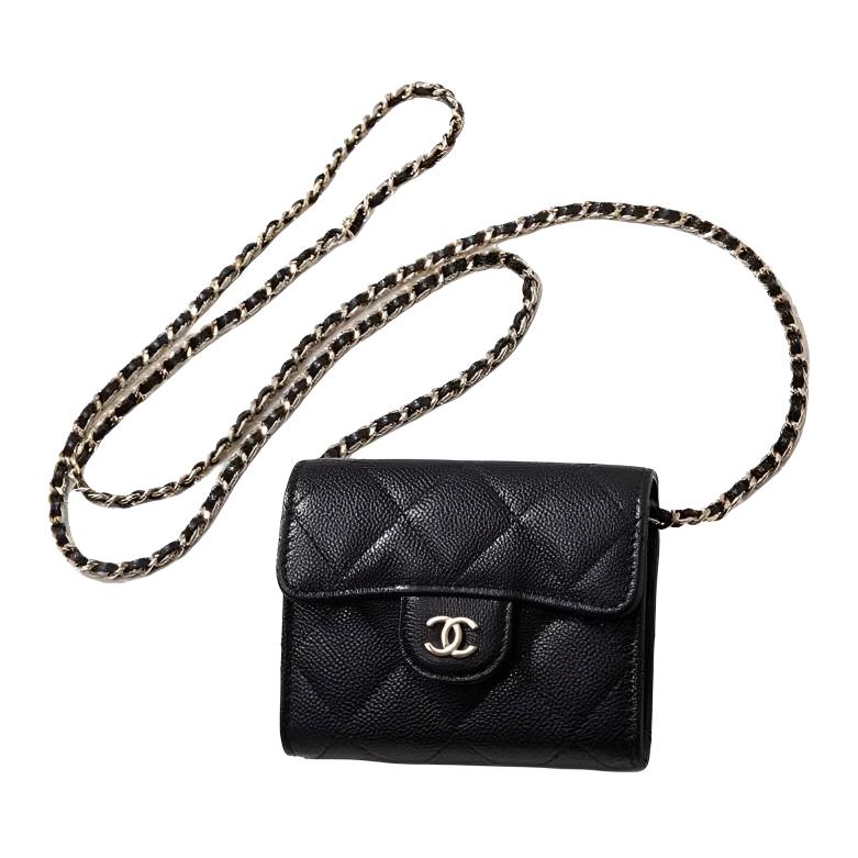 CHANEL Кожаная мини-сумка через плечо черная женская
CHANEL Кожаная мини-сумка через плечо черная женская