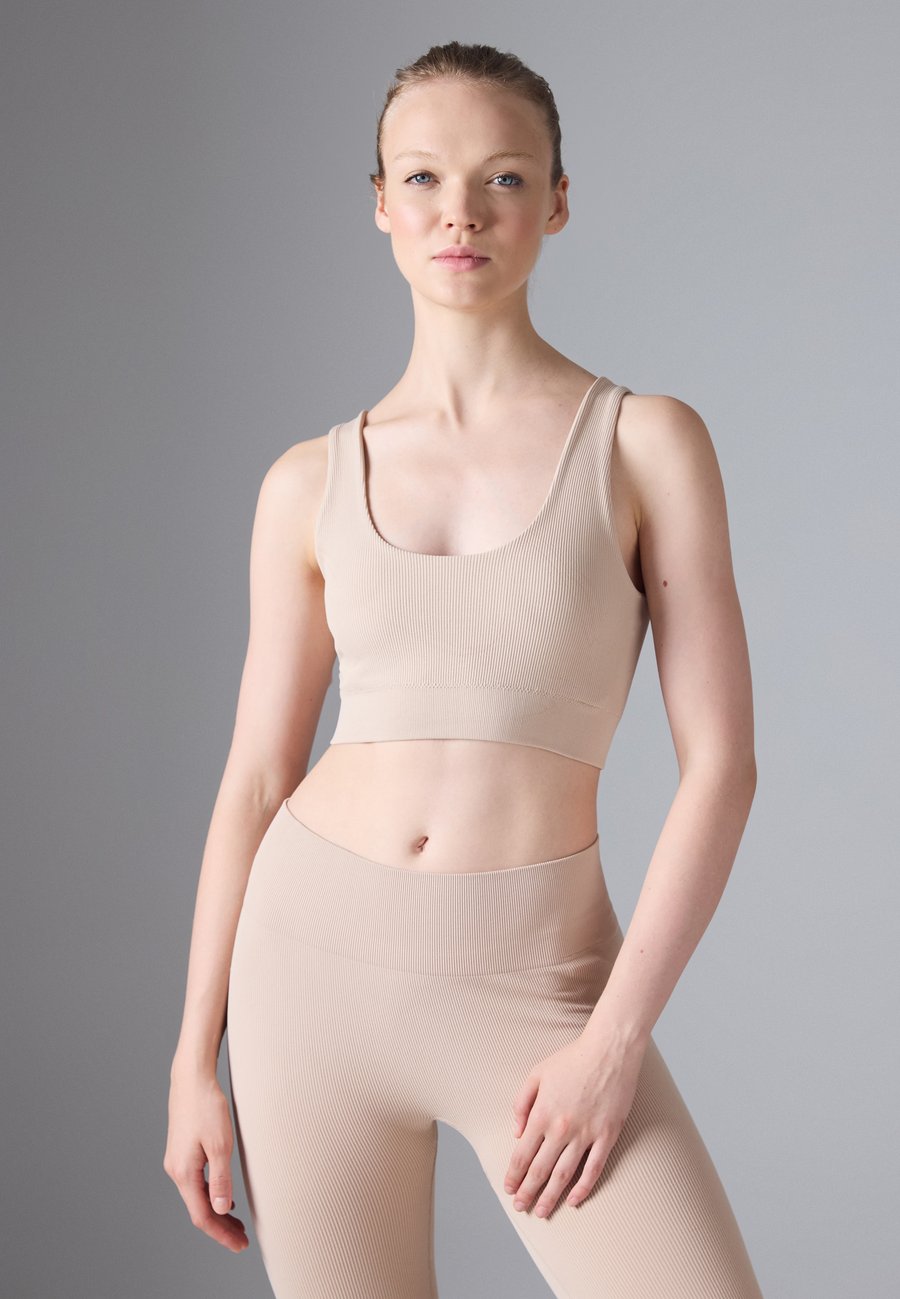 Бюстгальтер Even&Odd active MEDIUM SUPPORT SEAMLESS RIB SPORTS BRA, Stone
Бюстгальтер Even&Odd active MEDIUM SUPPORT SEAMLESS RIB SPORTS BRA, Stone