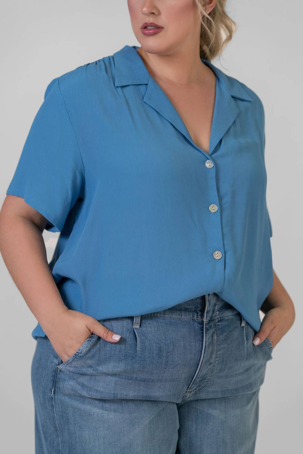 Рубашка в стиле кэмп в балтийском синем Karen Kane
Рубашка в стиле кэмп в балтийском синем Karen Kane