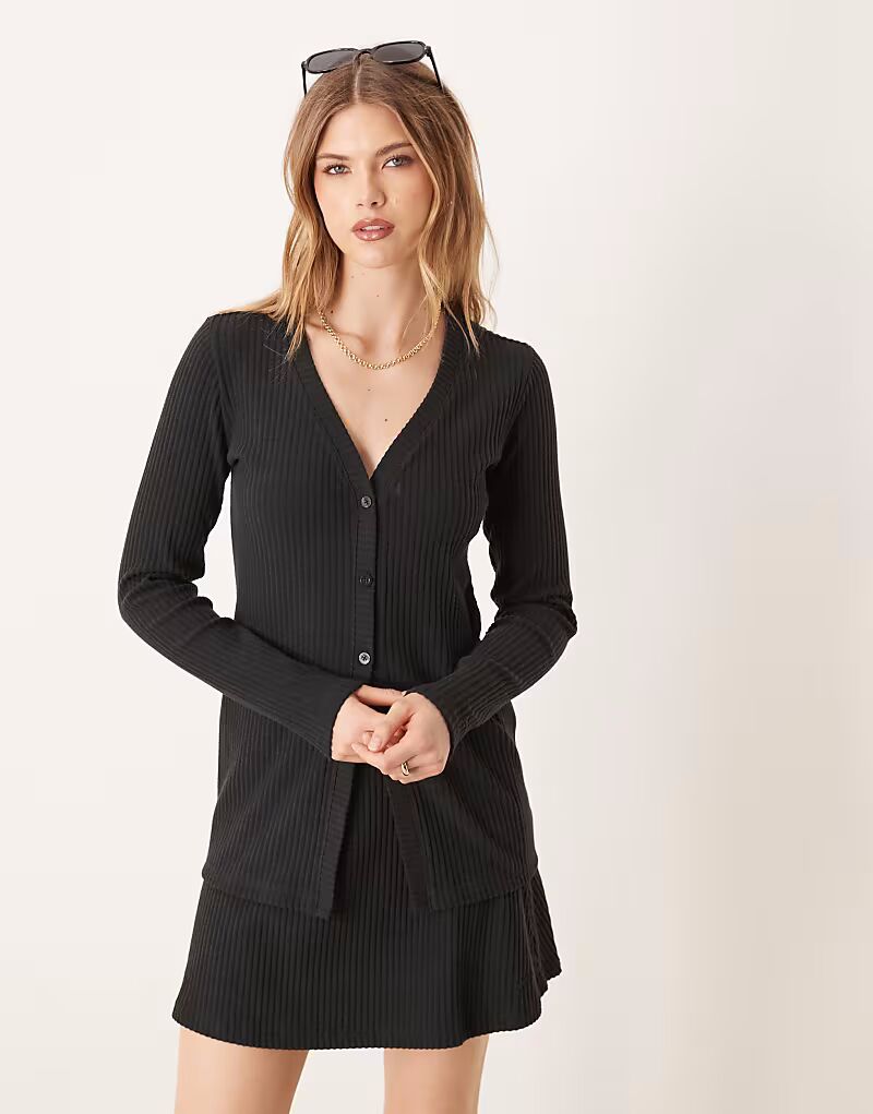 Кардиган Nike Chill в рубчик черного цвета
Кардиган Nike Chill в рубчик черного цвета