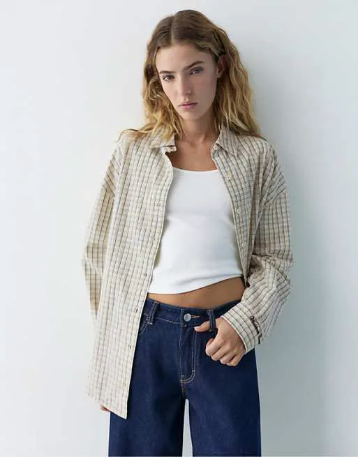 Желтая рубашка в клетку Pull&Bear с вышитой надписью
Желтая рубашка в клетку Pull&Bear с вышитой надписью